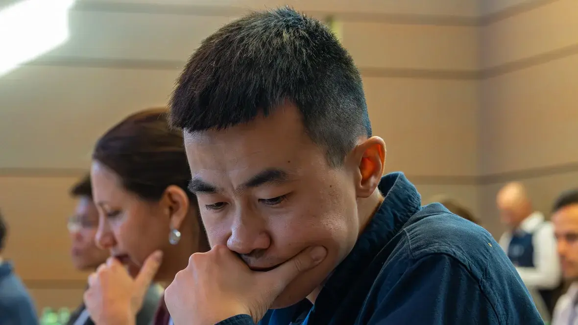 [Translate to German:] Professor Chen in front of his laptop