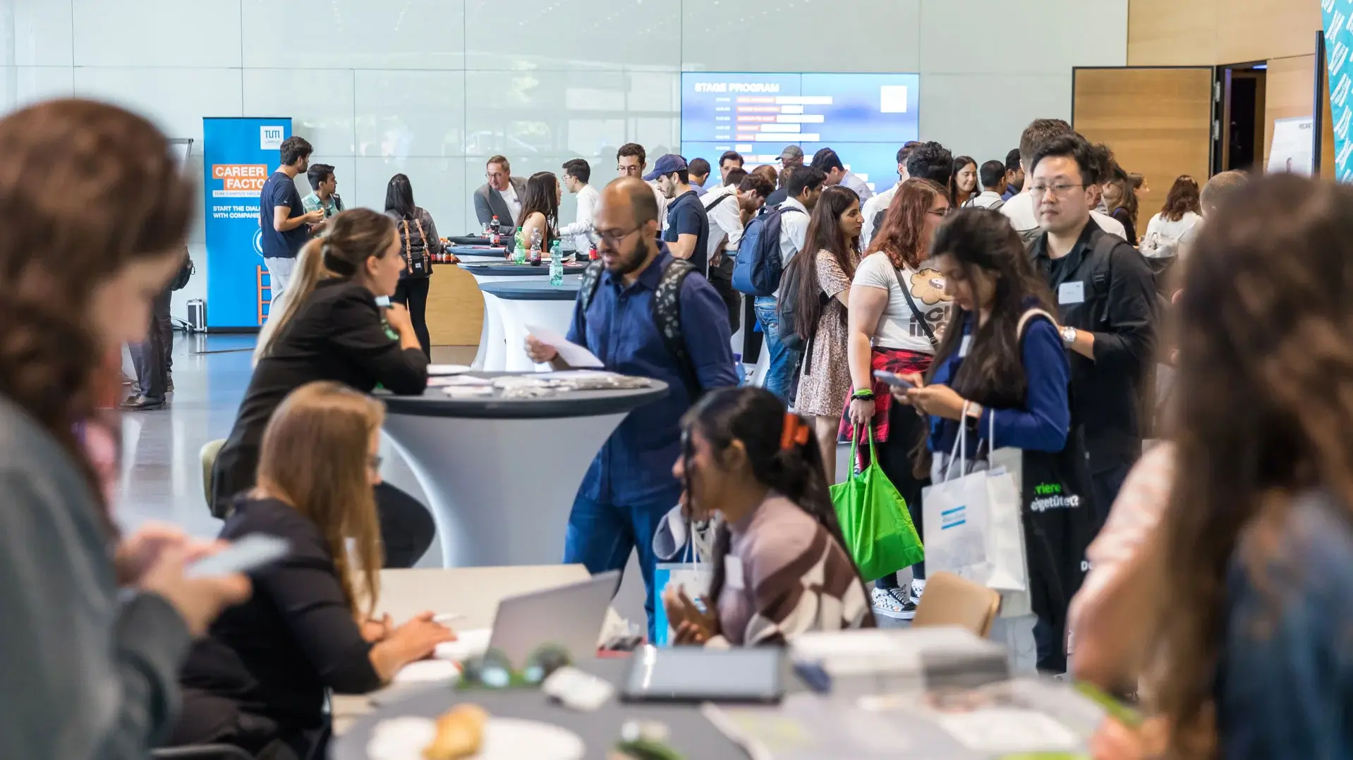 Studenten beim Networking und Essen bei einer Veranstaltung