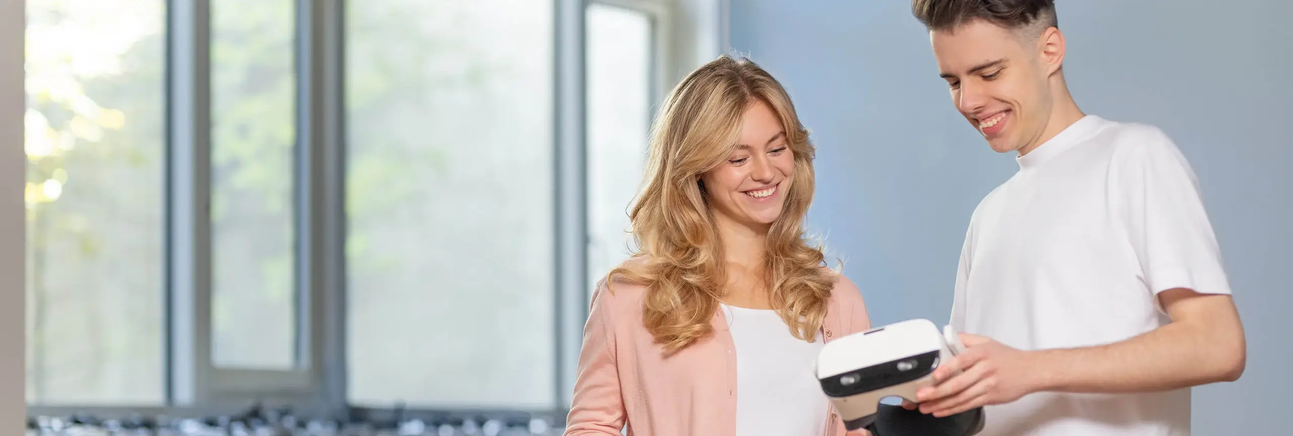 Zwei Studenten betrachten eine VR-Brille