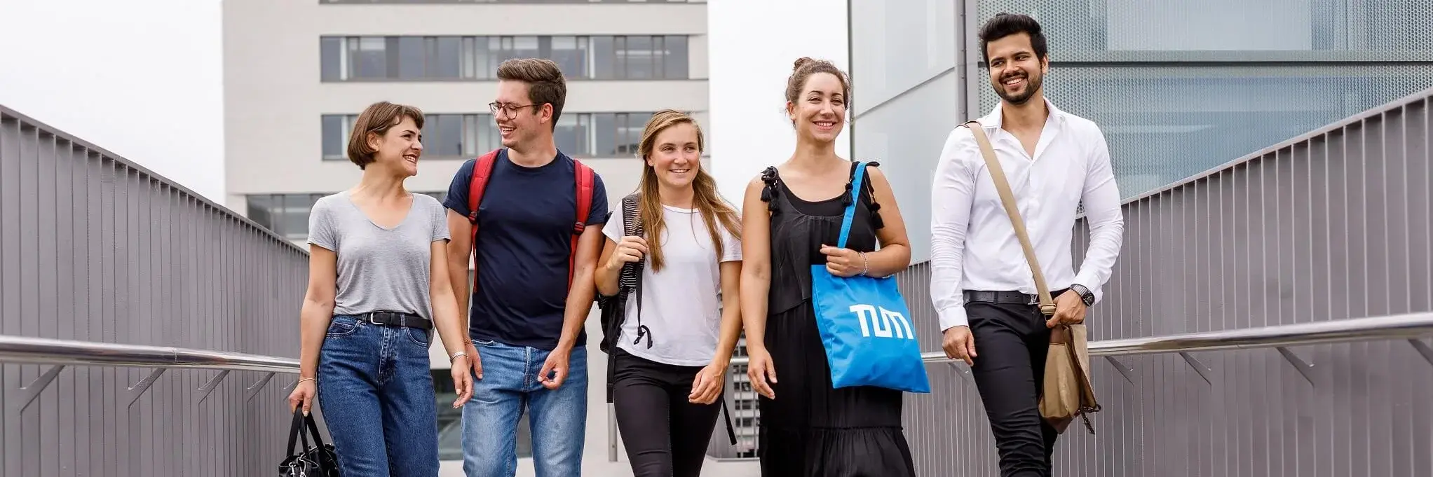 People walking along TUM Campus Heilbronn bridge