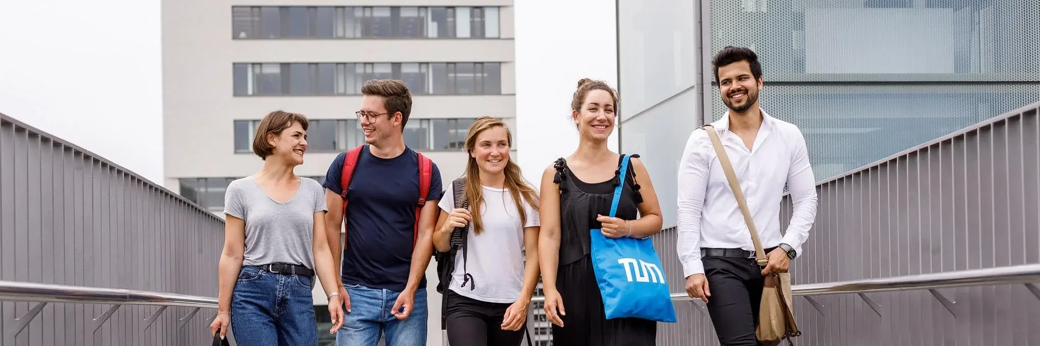 People walking along TUM Campus Heilbronn bridge