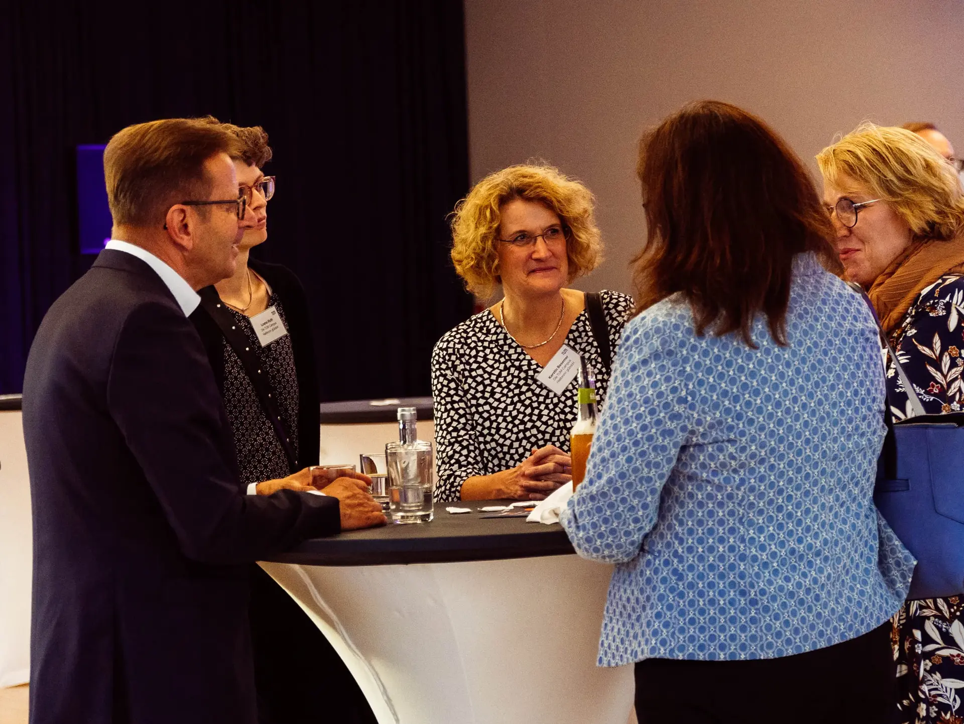 Group of people exchanging ideas at TUM Connect 2022