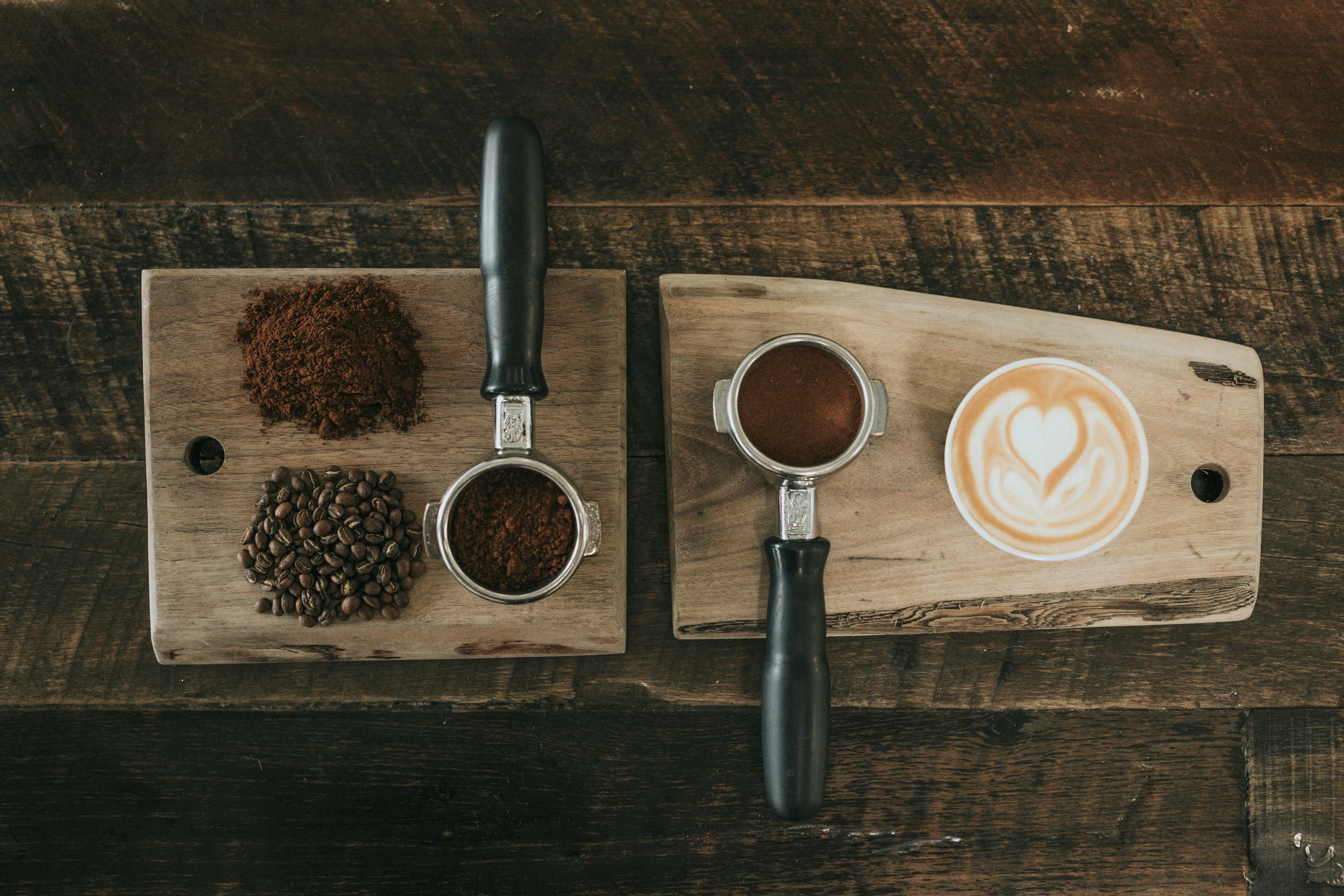 tum-campus-heilbronn-coffee-process-flatlay Coffee beans, ground coffee, and a latte on wooden boards