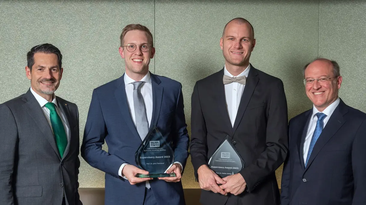 Prof. Förderer receiving the Supervisory Award