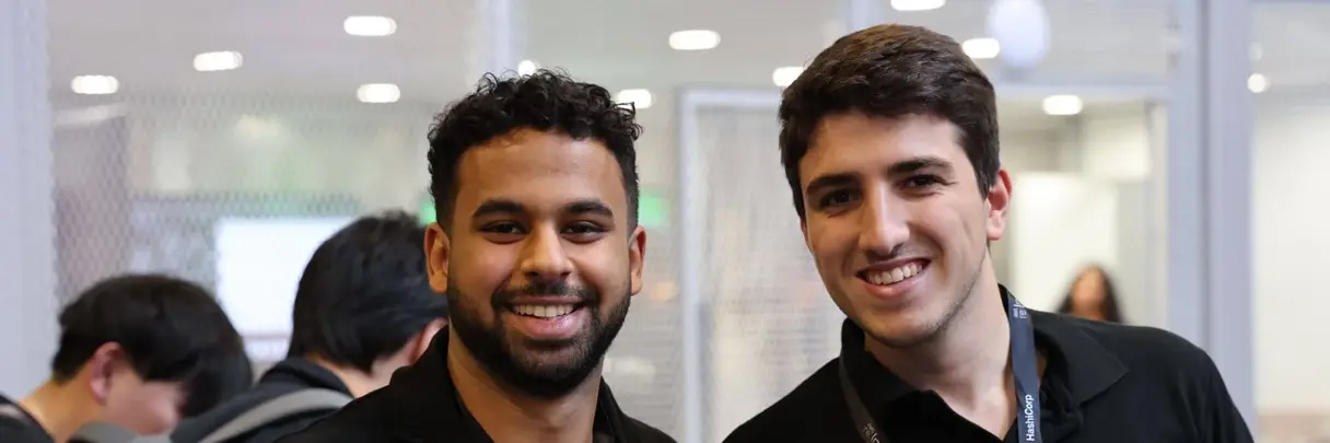 Ahmed Eltayyeb und Zahi Tougan bei der AWS re:Invent Messe in Las Vegas