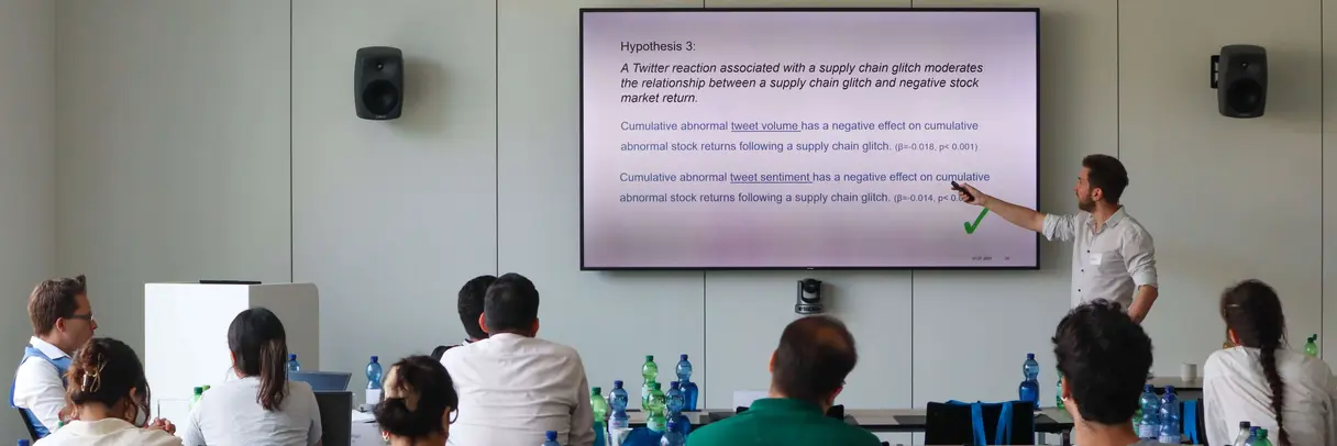 Ein Vorlesungsaal während einer Präsentation mit Studierenden.