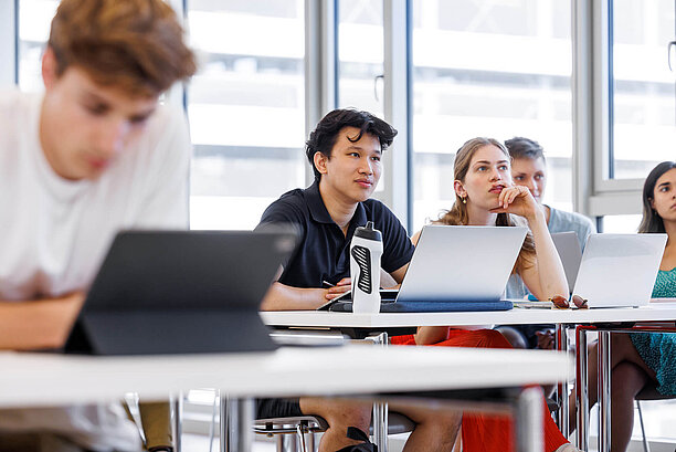 Studenten hören aufmerksam im Klassenzimmer zu