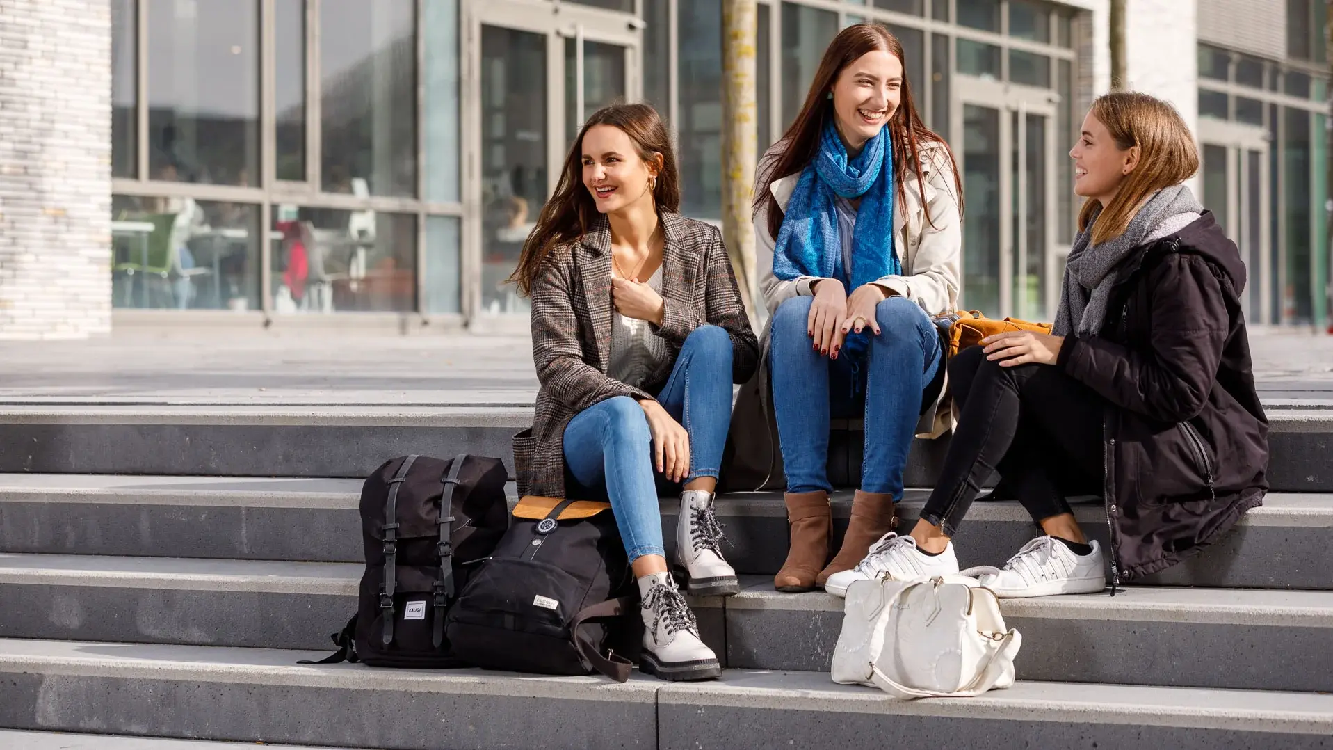 [Translate to German:] Students having fun at break