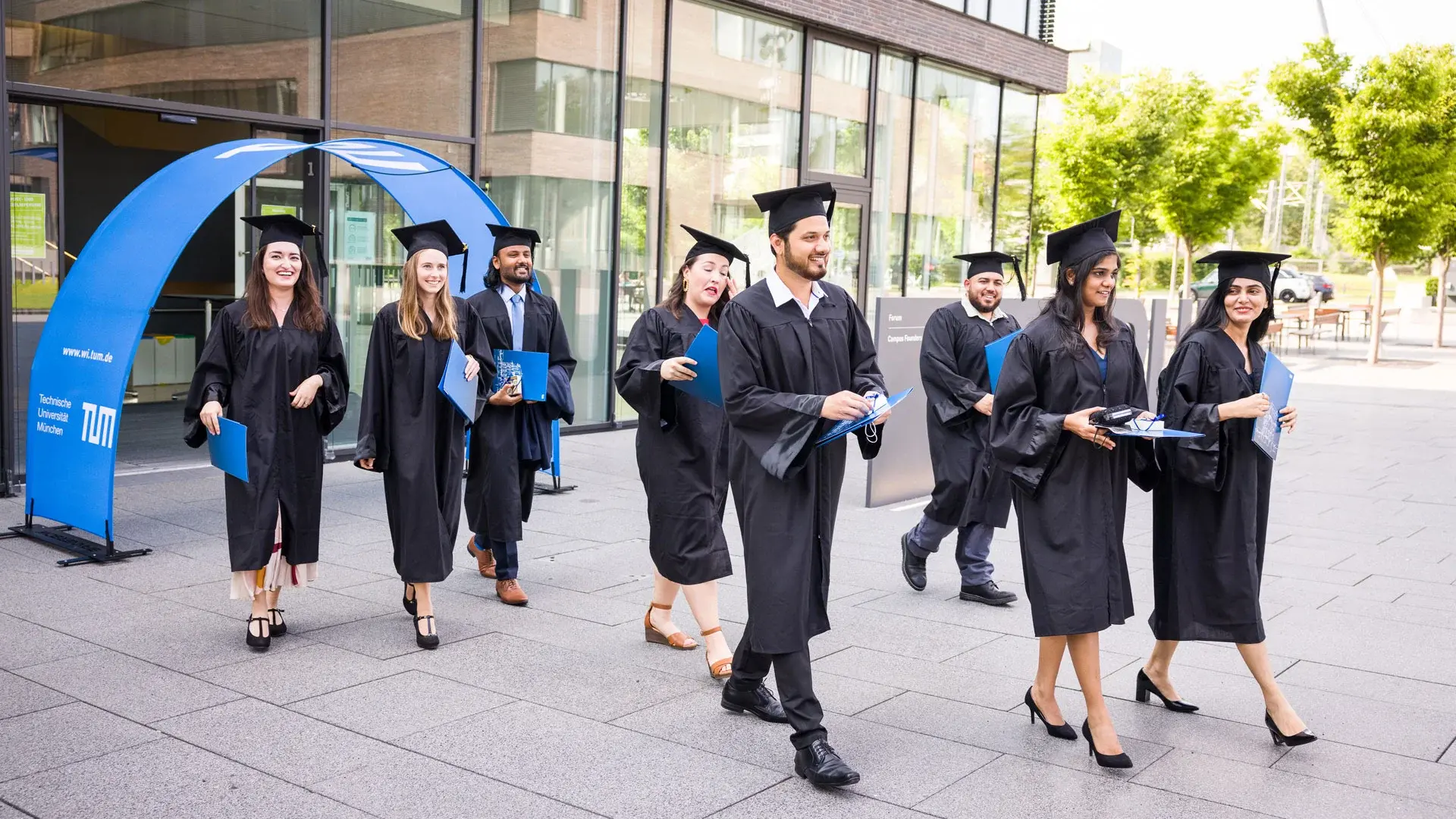 Alumni bei der Abschlusszeremonie