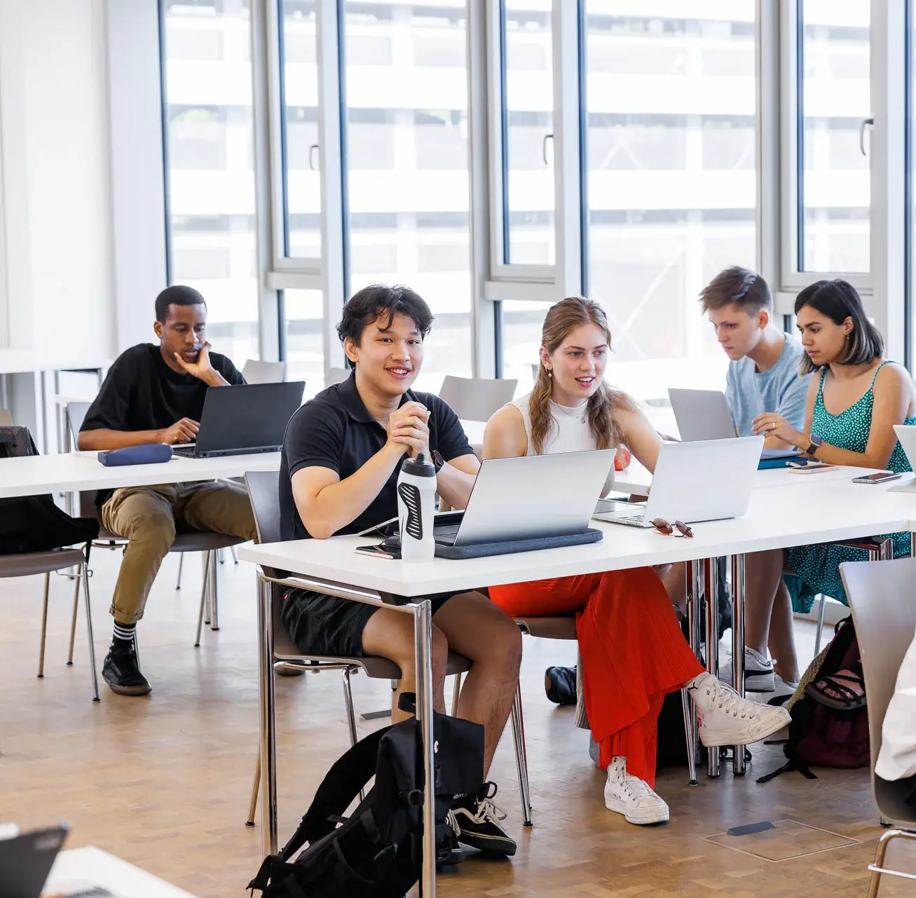 [Translate to German:] People sitting in a lecture