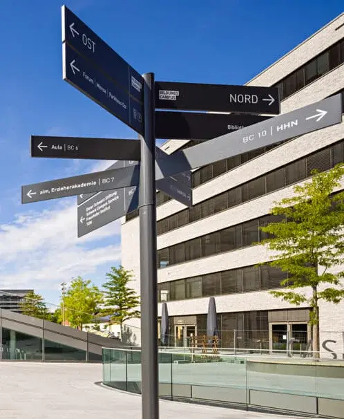 Directions sign at TUM Campus Heilbronn