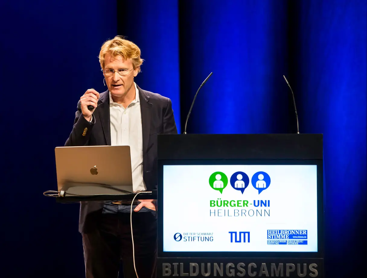 Lars Steinmetz (Stanford) speaking at Bürger Uni in November 2023