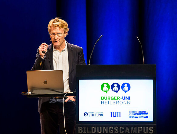 Lars Steinmetz (Stanford) speaking at Bürger Uni in November 2023