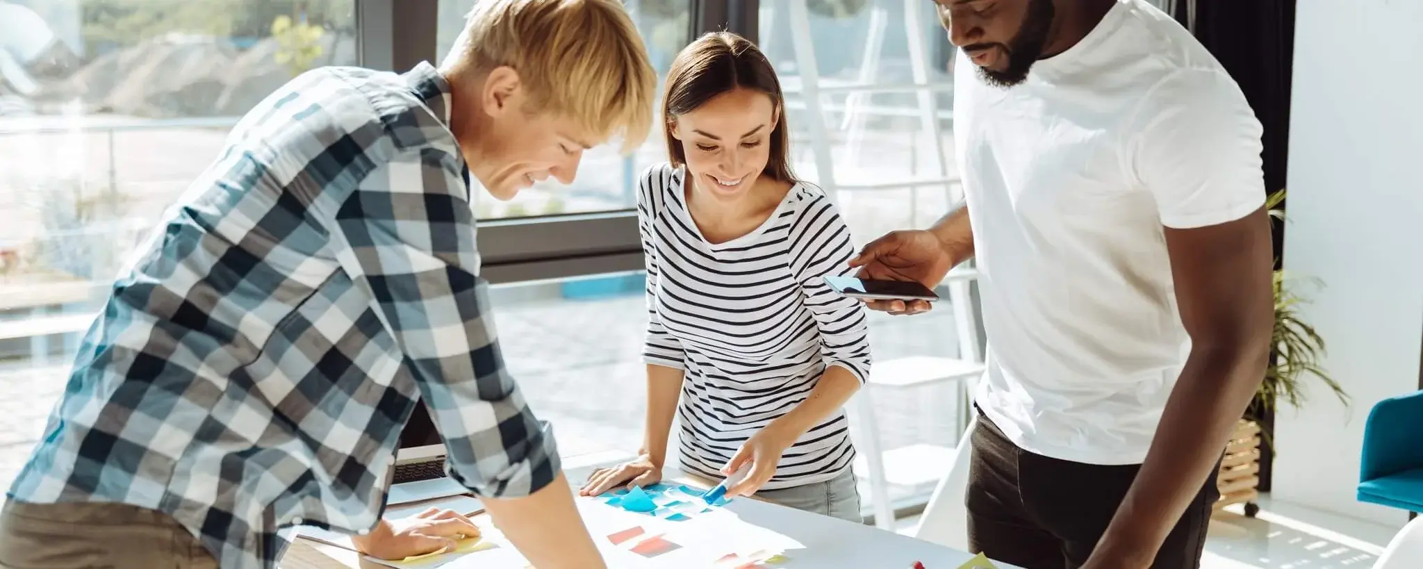 3 Persons planning a projekt on a table