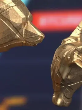 Eine geometrische Bären- und eine Bullenfigur stehen vor einer digitalen Börsentafel, auf der Zahlen in Gelb angezeigt werden.