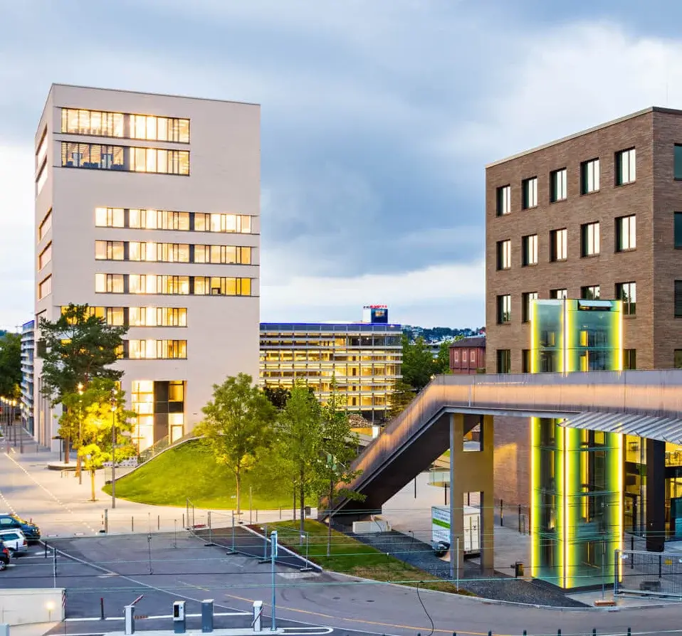 Blick auf den TUM Campus Heilbronn von der Brücke bei Sonnenuntergang