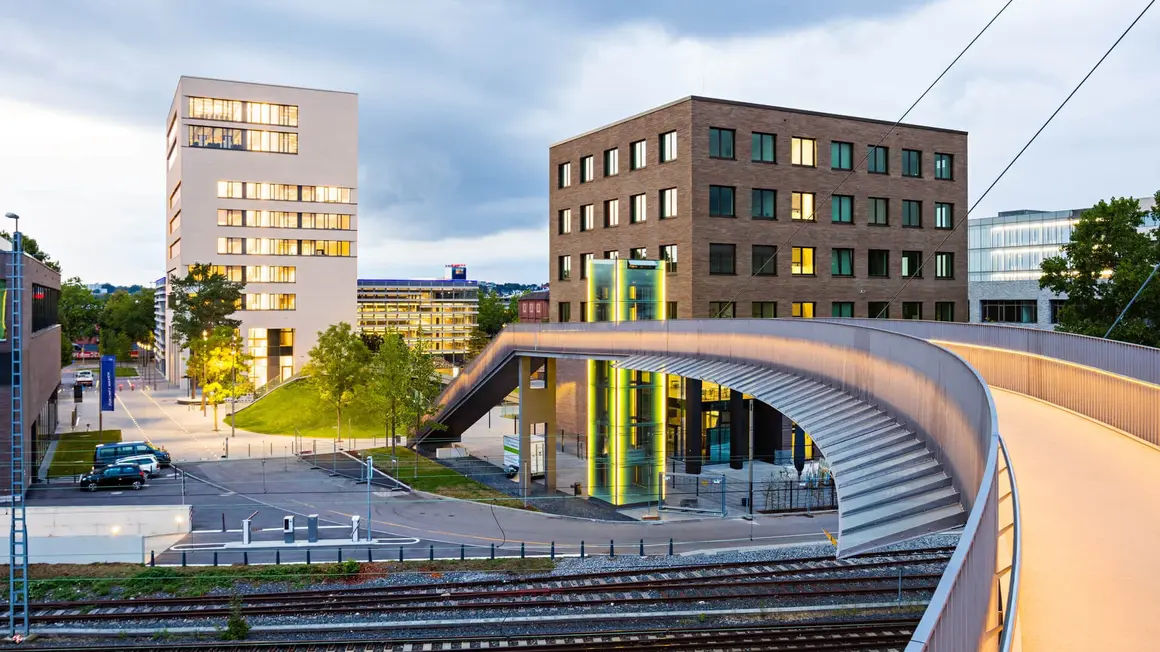 Blick auf den TUM Campus Heilbronn von der Brücke bei Sonnenuntergang