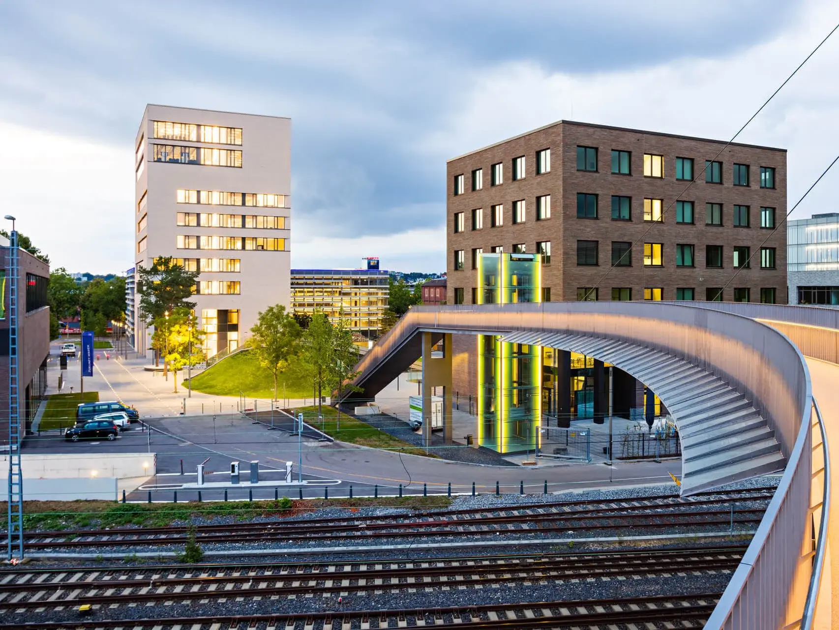 Blick auf den TUM Campus Heilbronn von der Brücke bei Sonnenuntergang