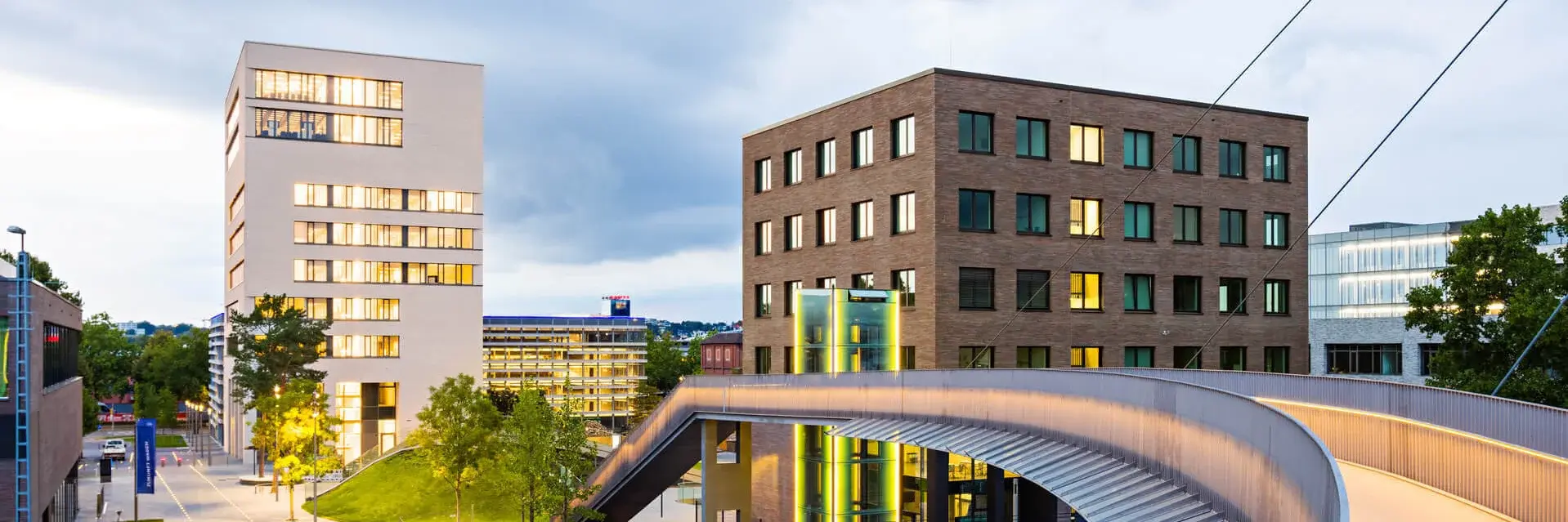 Blick auf den TUM Campus Heilbronn von der Brücke bei Sonnenuntergang