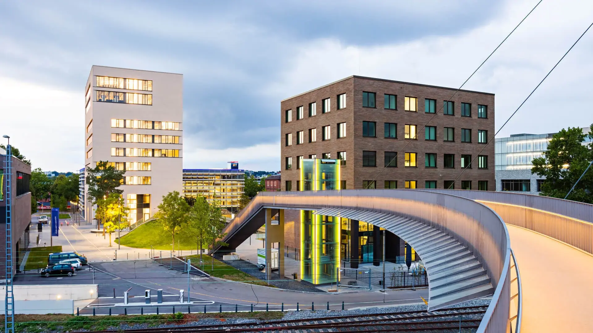 Blick auf den TUM Campus Heilbronn von der Brücke bei Sonnenuntergang