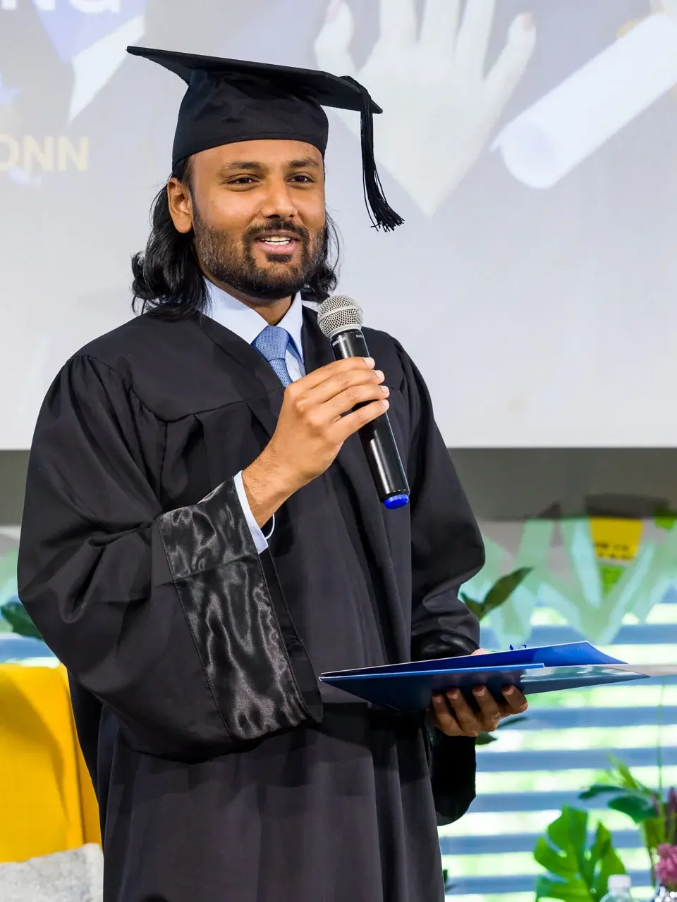 Alumni Vivek Modi mit Hut