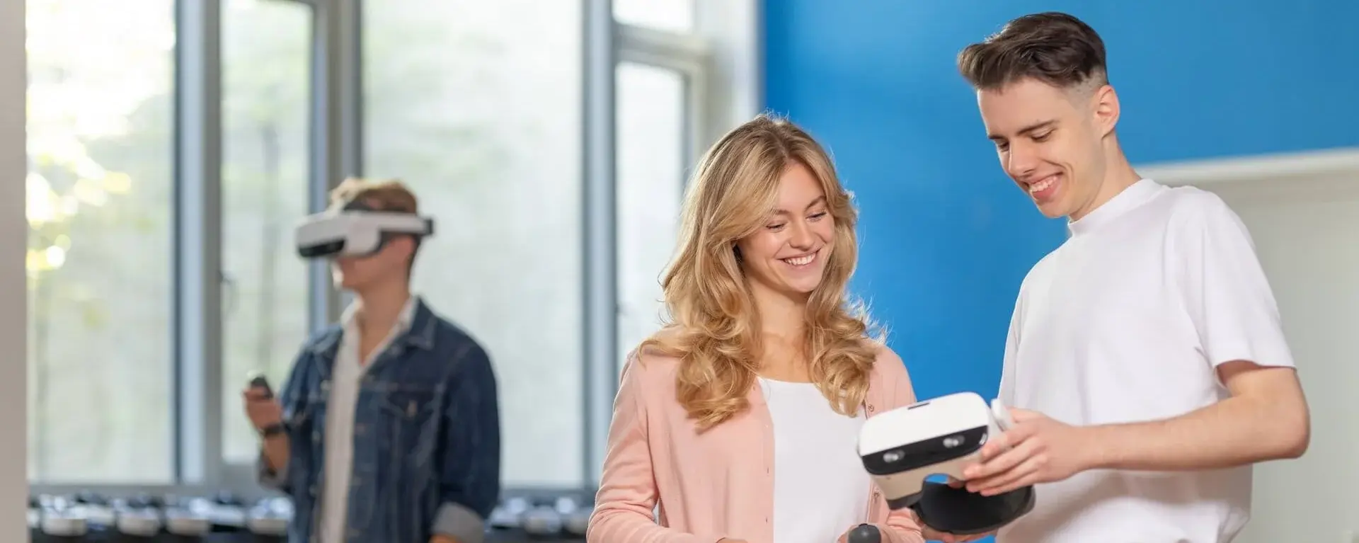 Zwei Studenten betrachten eine VR-Brille