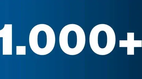 Two overlapping speech bubbles, one orange and one blue, with 1.000+ in bold white text in the center. Below the bubbles is the text by TUM with the TUM logo.