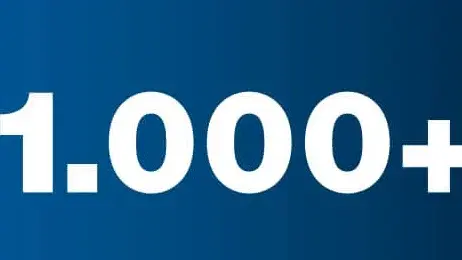 Zwei überlappende Sprechblasen, eine orange und eine blau, mit der fettgedruckten weißen Zahl „1.000+“ in der Mitte. Unterhalb der Sprechblasen befindet sich der Text der TUM mit dem TUM-Logo.